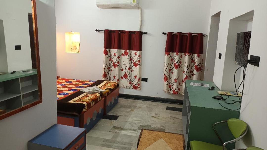 Jag Niwas Guest House & Pure Veg Restaurant Udaipur Exterior photo