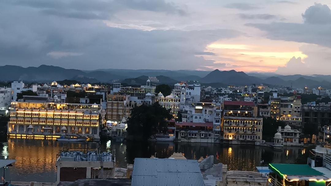 Jag Niwas Guest House & Pure Veg Restaurant Udaipur Exterior photo