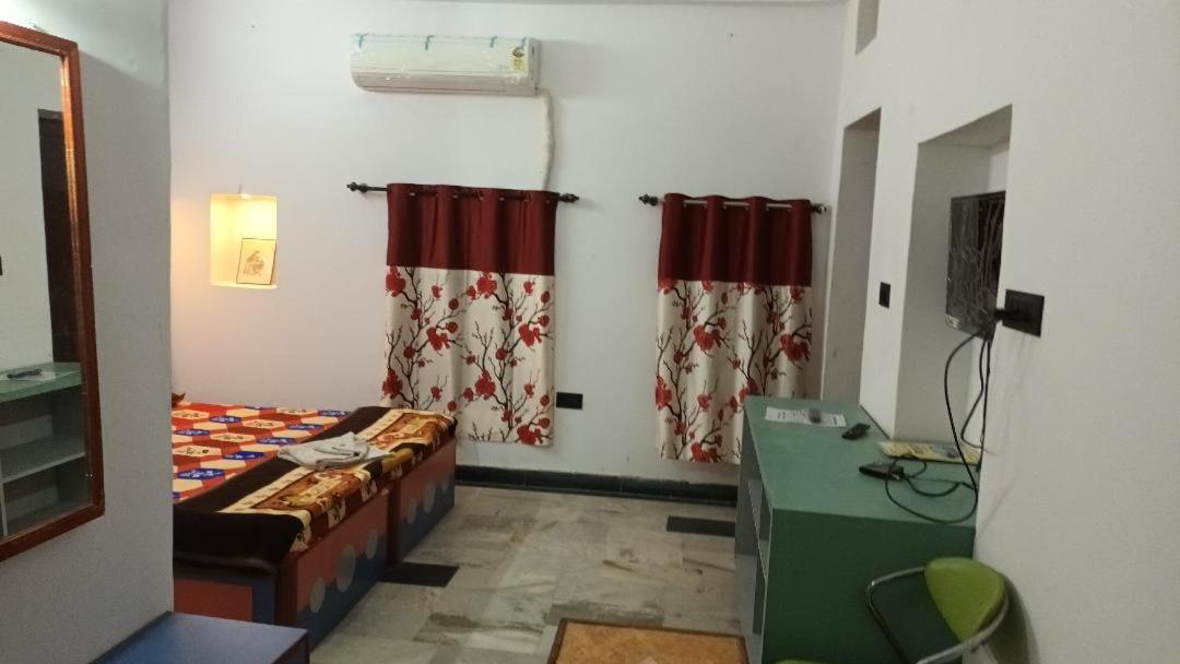 Jag Niwas Guest House & Pure Veg Restaurant Udaipur Exterior photo