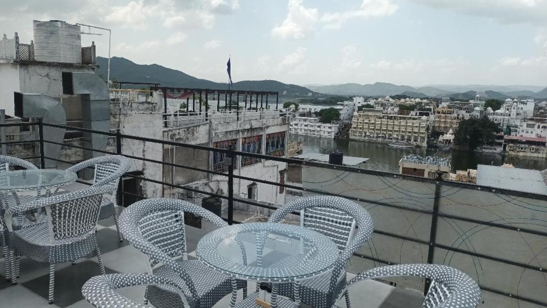 Jag Niwas Guest House & Pure Veg Restaurant Udaipur Exterior photo