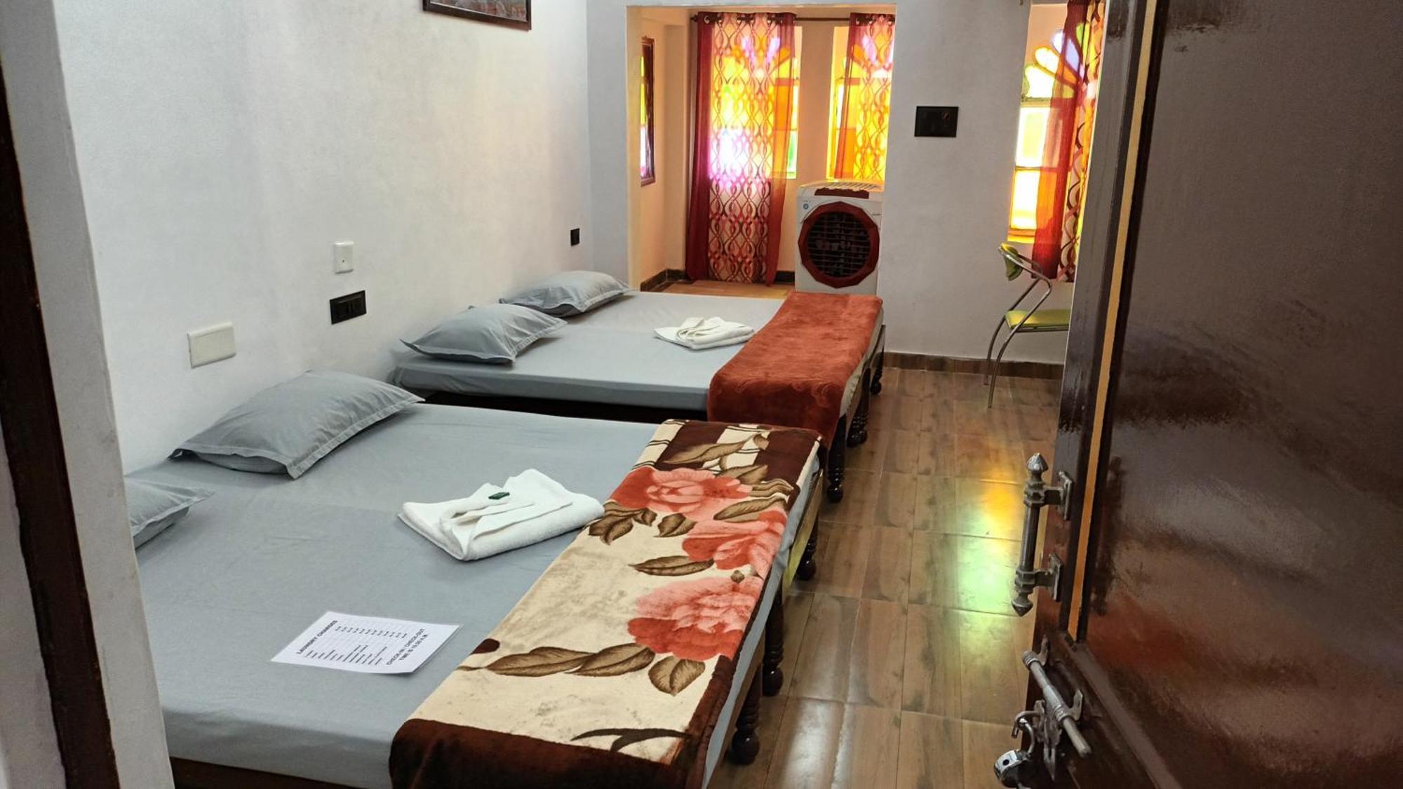 Jag Niwas Guest House & Pure Veg Restaurant Udaipur Exterior photo