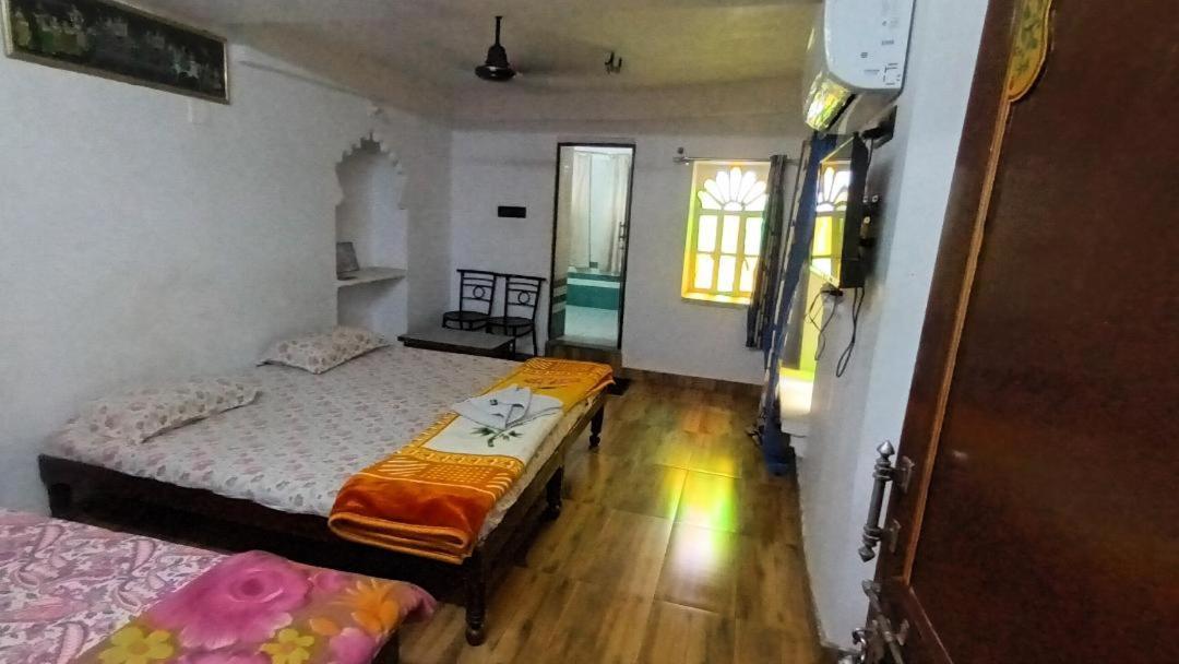 Jag Niwas Guest House & Pure Veg Restaurant Udaipur Exterior photo